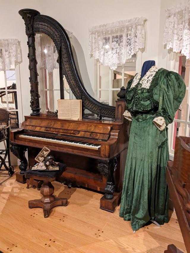 Dress, piano, harp Dress, piano, harp